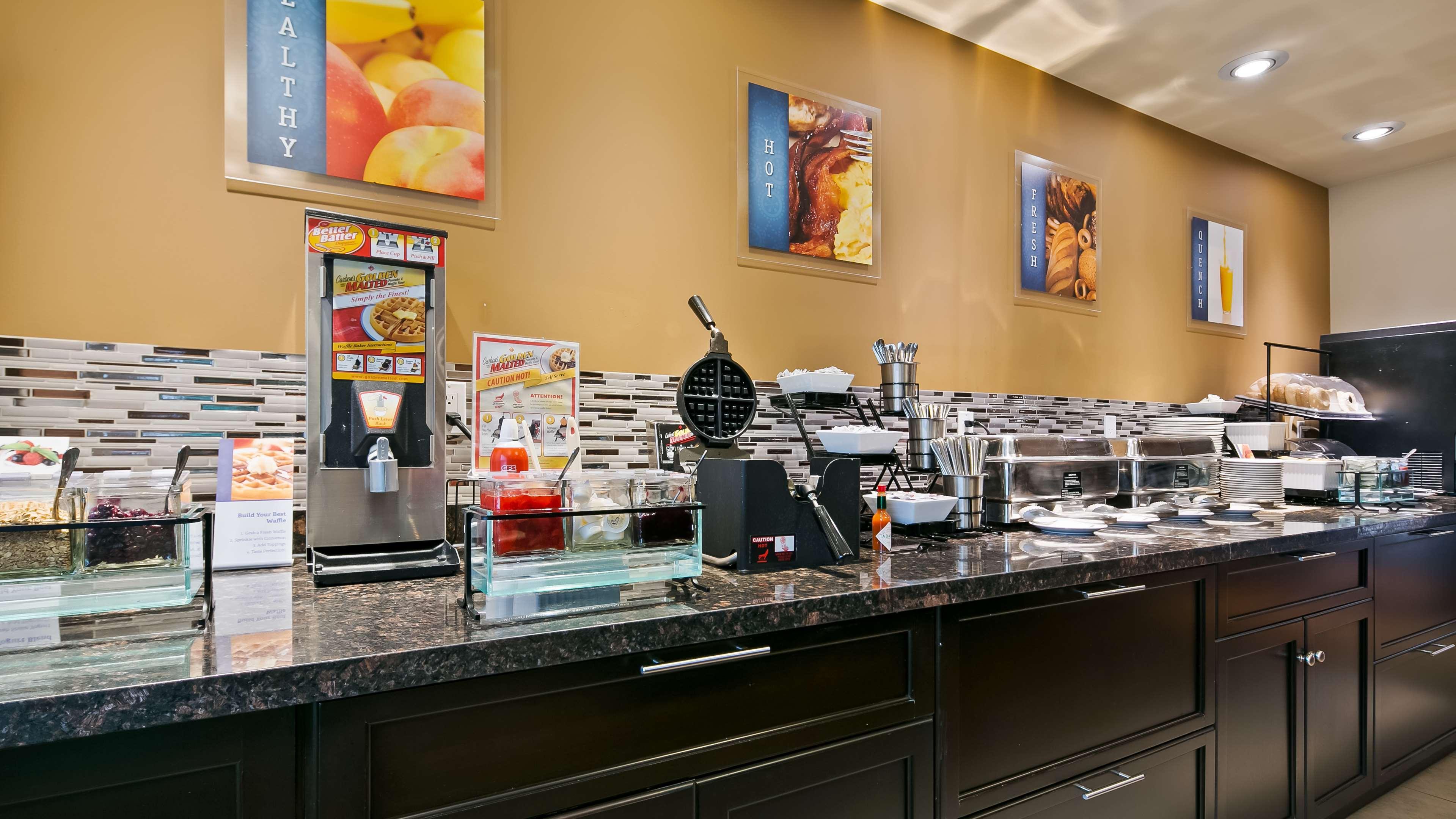 Best Western Plus Peace River Hotel & Suites Екстериор снимка