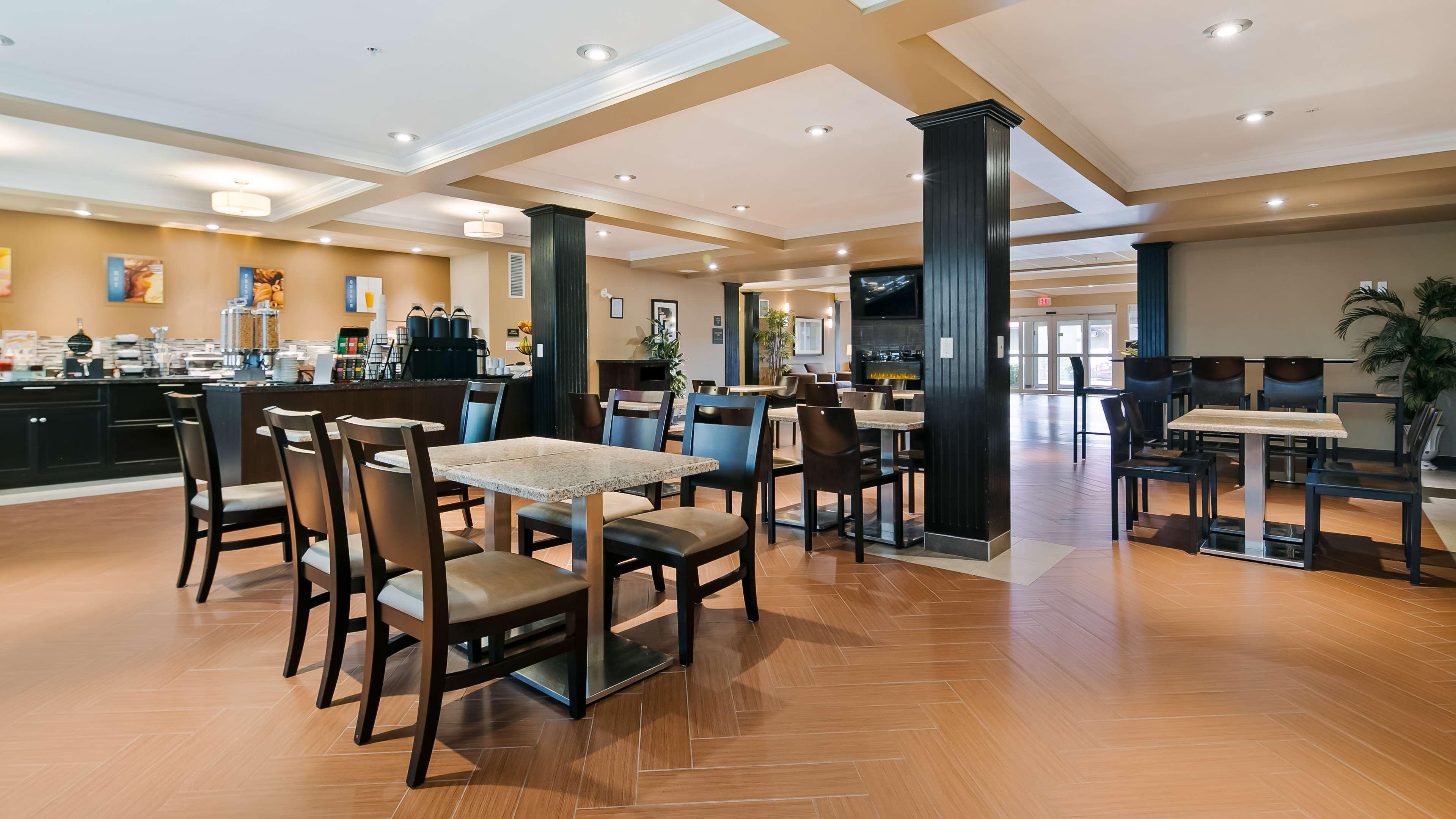 Best Western Plus Peace River Hotel & Suites Екстериор снимка