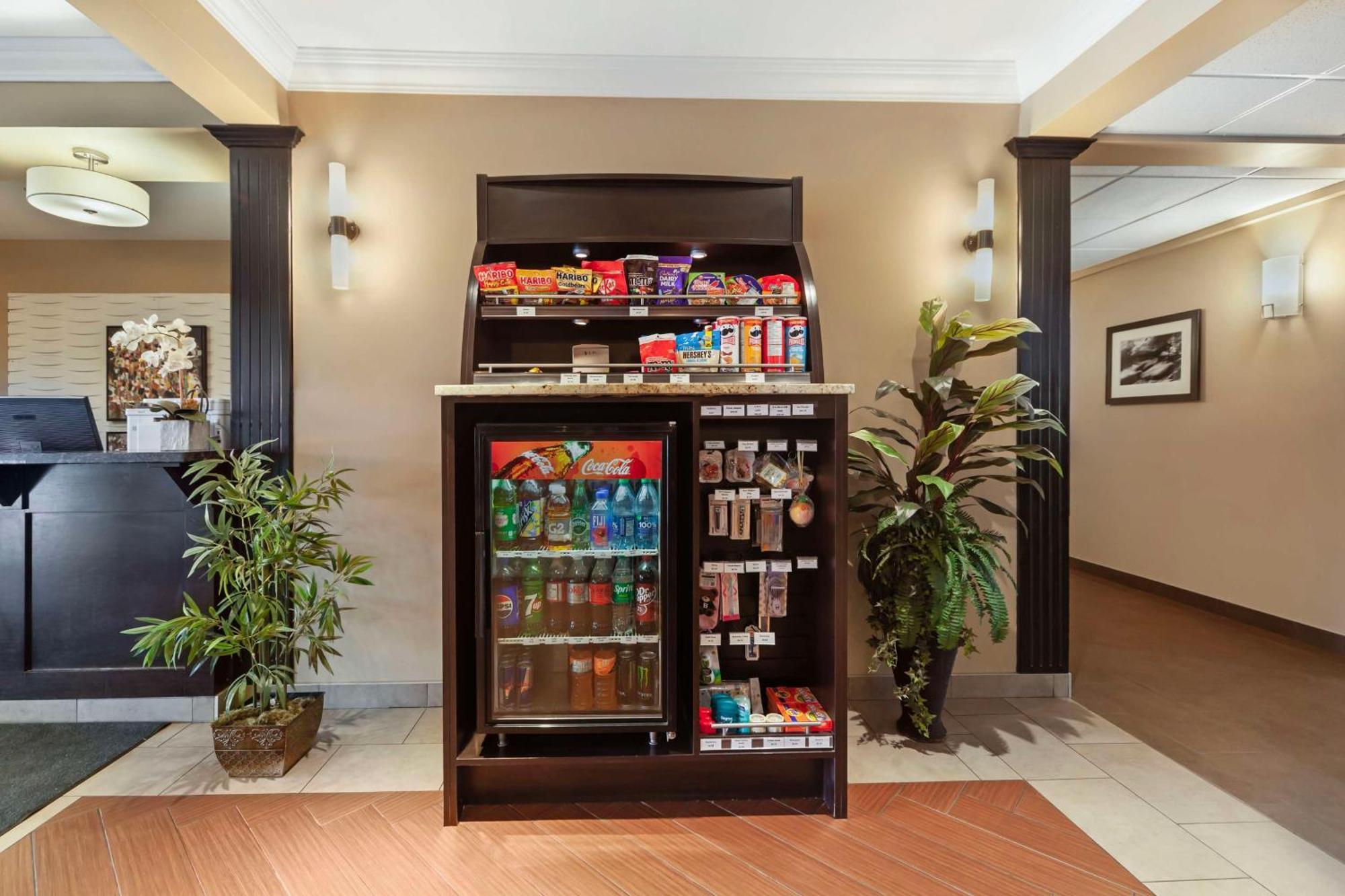 Best Western Plus Peace River Hotel & Suites Екстериор снимка